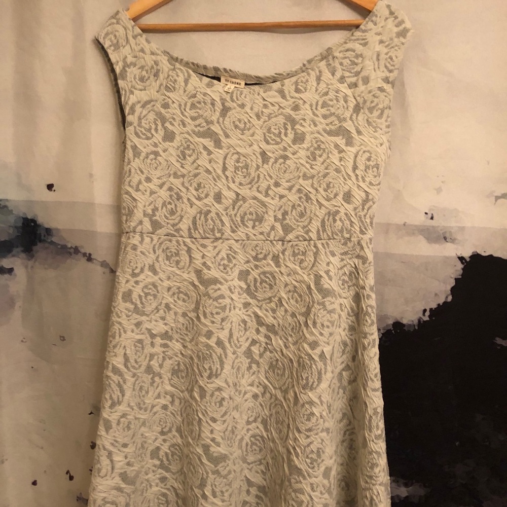 En crème mini dress
